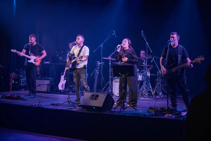 Nick Neo et ses musiciens sur scène au lancement de Dans l’infini.